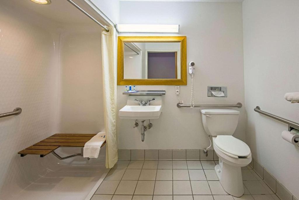 Royal Inn Suites Huntington Exteriör bild