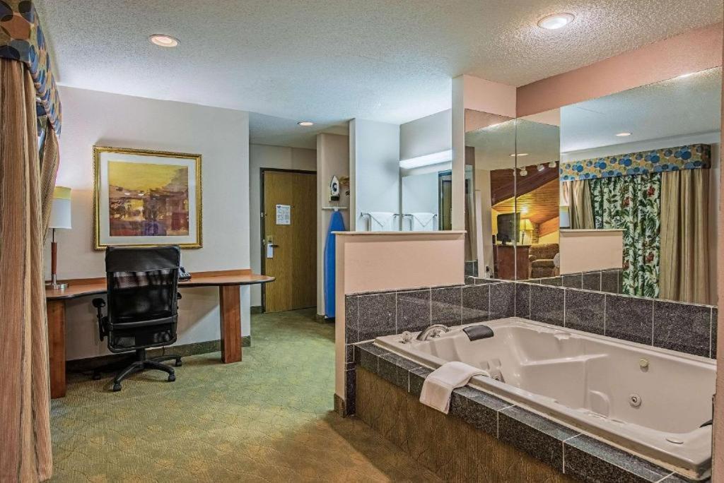 Royal Inn Suites Huntington Exteriör bild