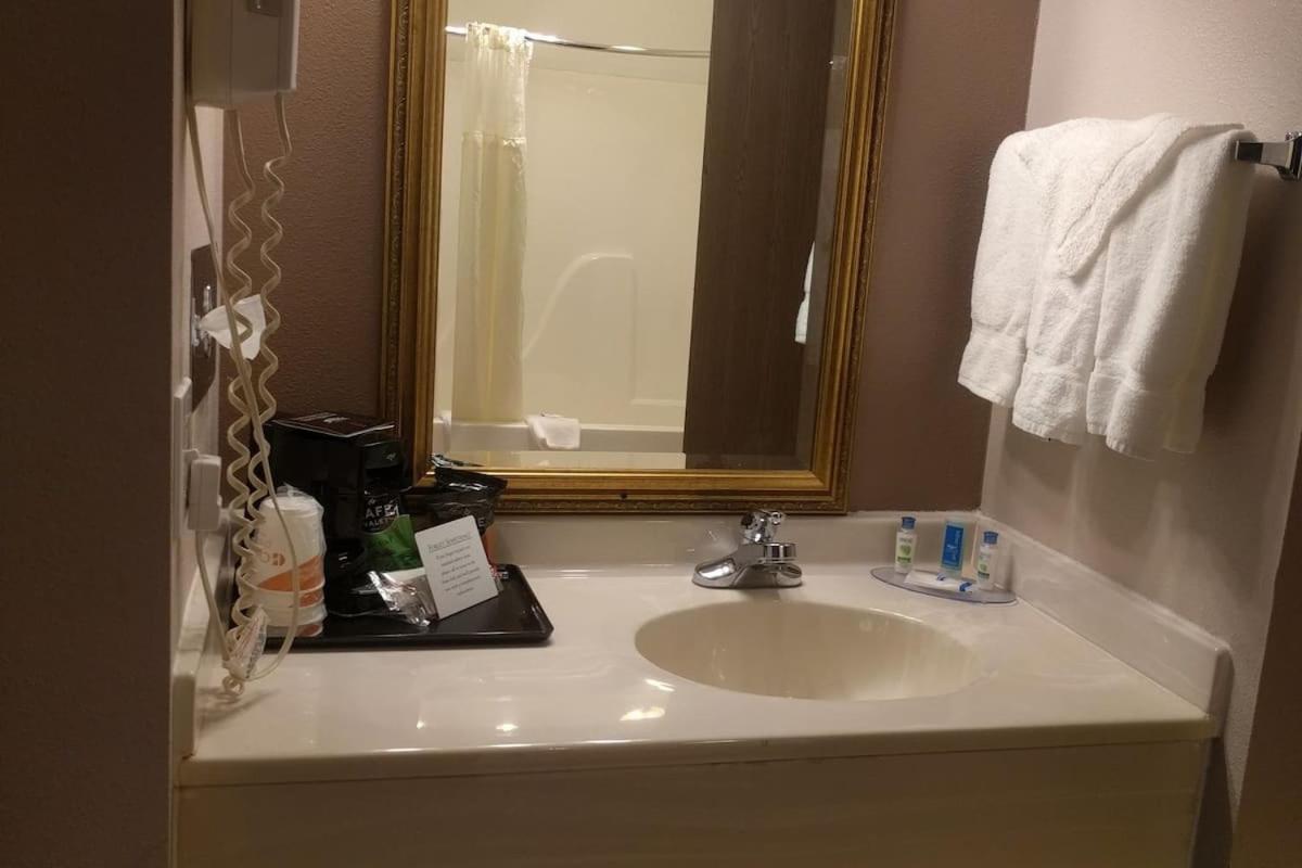 Royal Inn Suites Huntington Exteriör bild