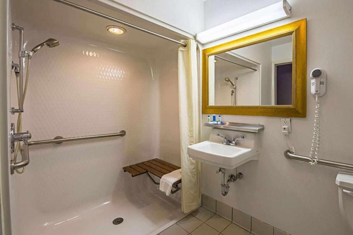 Royal Inn Suites Huntington Exteriör bild