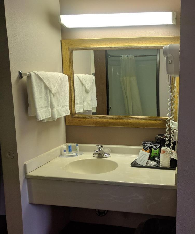 Royal Inn Suites Huntington Exteriör bild