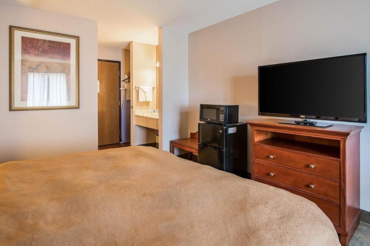 Royal Inn Suites Huntington Exteriör bild